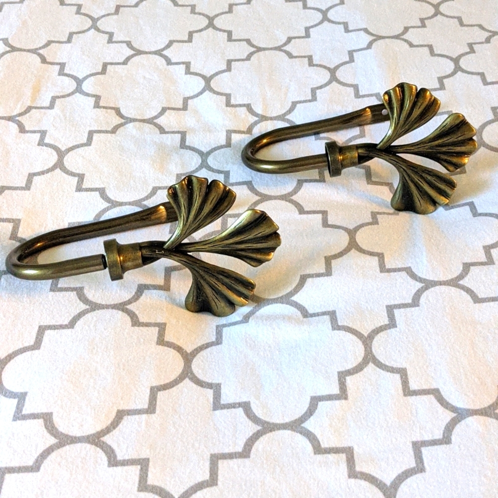 Three Pronged Leaf Curtain Holdback